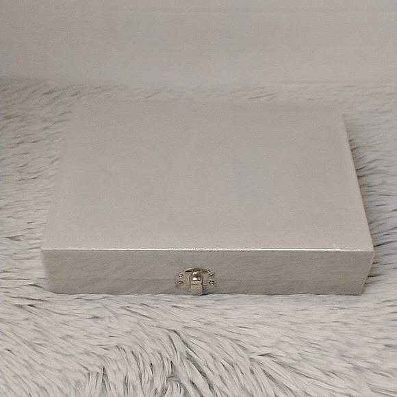 🔥Free With Minimum $50 Purchase🔥BNIP Jewelry Storage Box - Picture 2 of 5